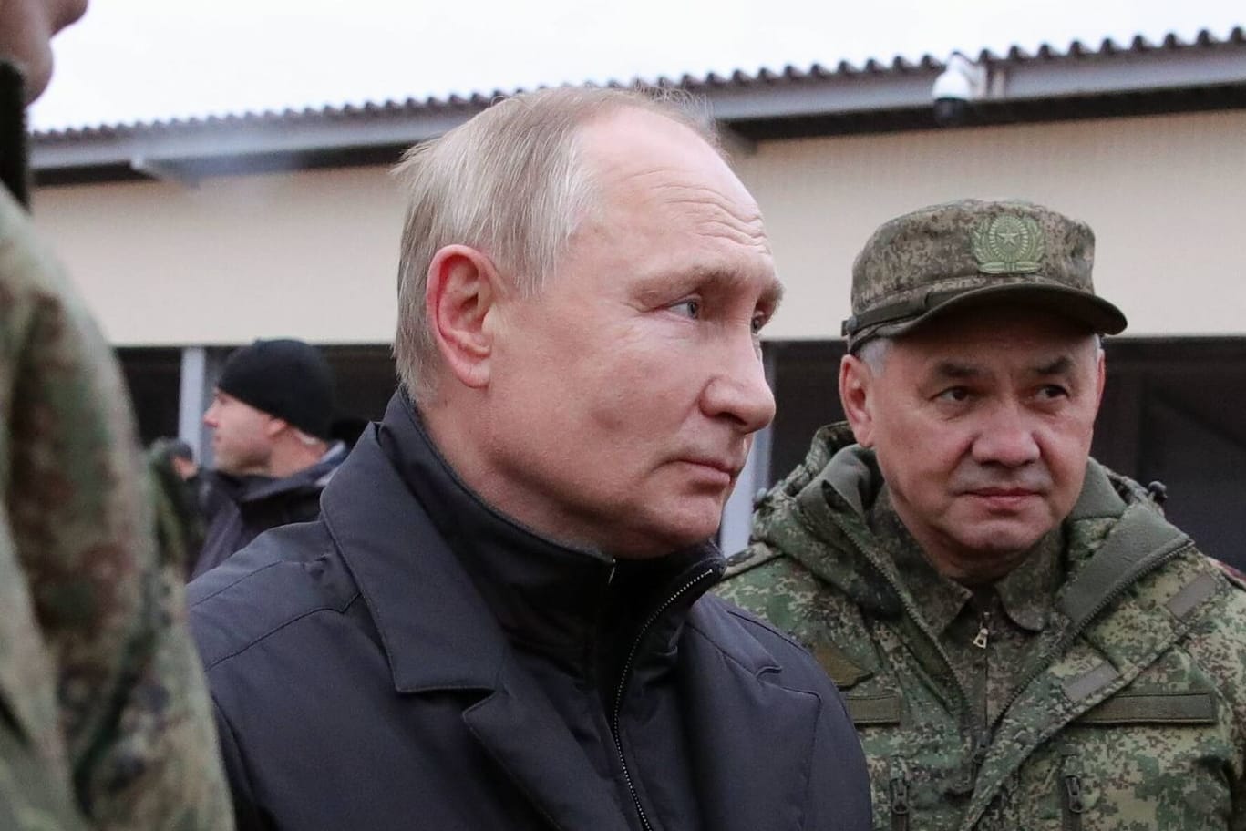 Wladimir Putin spricht mit Soldaten über die Lage.