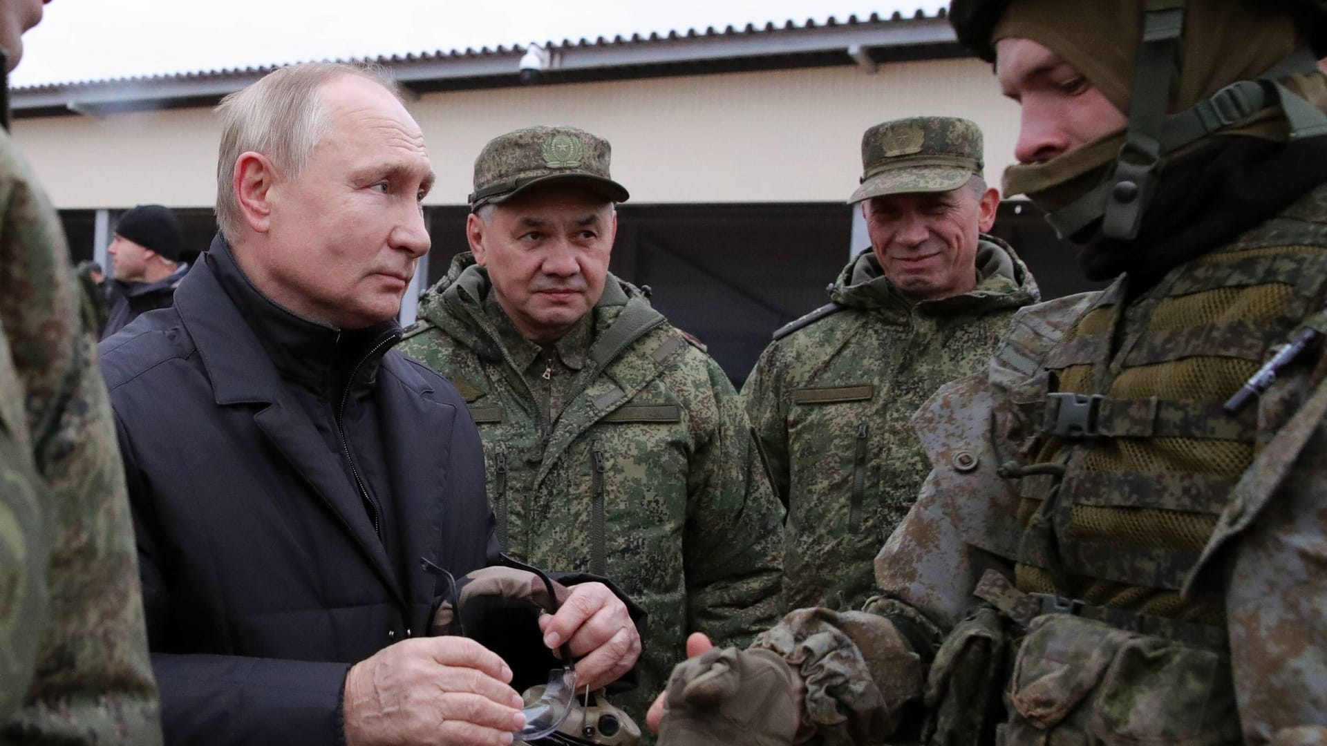 Wladimir Putin spricht mit Soldaten über die Lage.