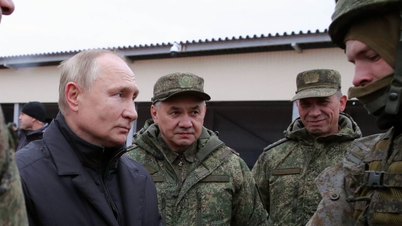 Wladimir Putin spricht mit Soldaten über die Lage.