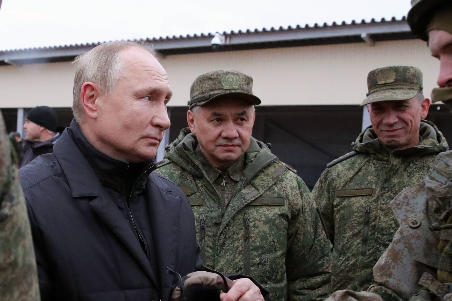 Wladimir Putin spricht mit Soldaten über die Lage.