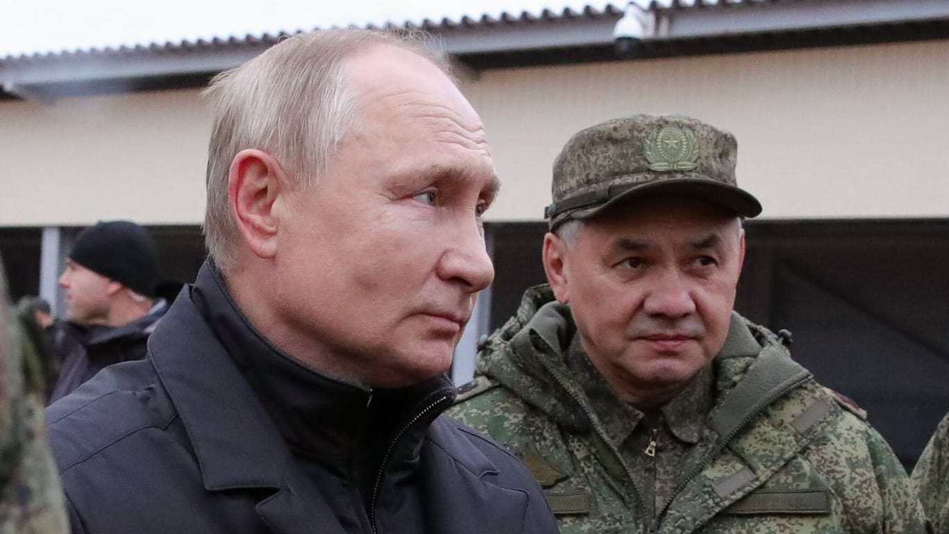 Wladimir Putin spricht mit Soldaten über die Lage.