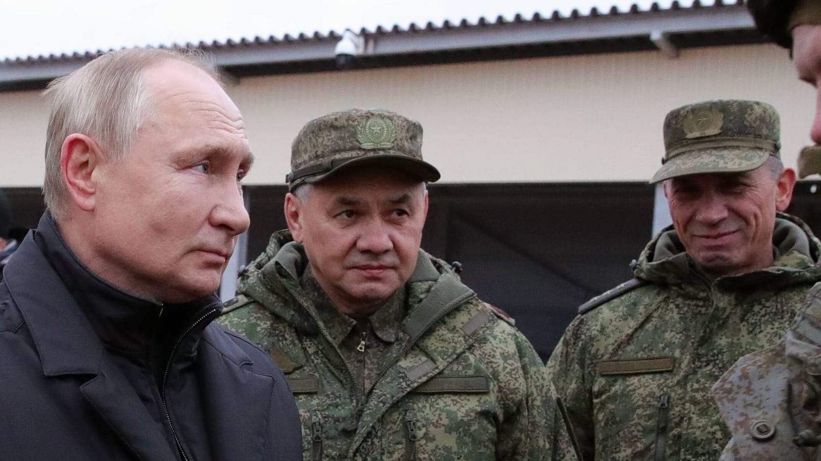 Wladimir Putin spricht mit Soldaten über die Lage.