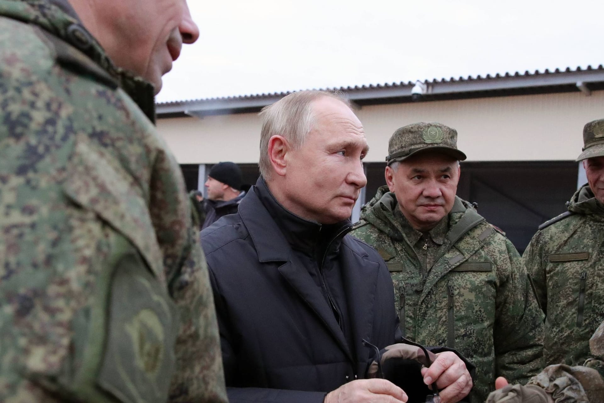 Wladimir Putin spricht mit Soldaten über die Lage.