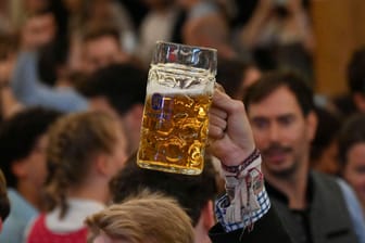 Dieser Maßkrug könnte sogar gut gefüllt gewesen sein (Archivbild): Oft sparen die Festzelte auf dem Oktoberfest an Bier in den großen Gläsern.