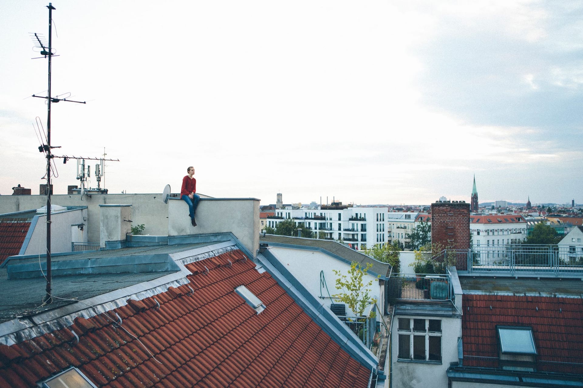 Eine Frau über den Dächern von Berlin (Symbolbild): Berlin ermittelt die neue Grundsteuer wie bisher nach dem Bundesgesetz.