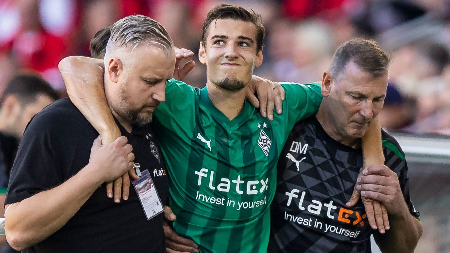 Szene aus dem September: Florian Neuhaus muss im Spiel gegen Freiburg verletzt vom Feld. Szene aus dem September: Florian Neuhaus muss im Spiel gegen Freiburg verletzt vom Feld.