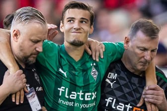 Szene aus dem September: Florian Neuhaus muss im Spiel gegen Freiburg verletzt vom Feld.