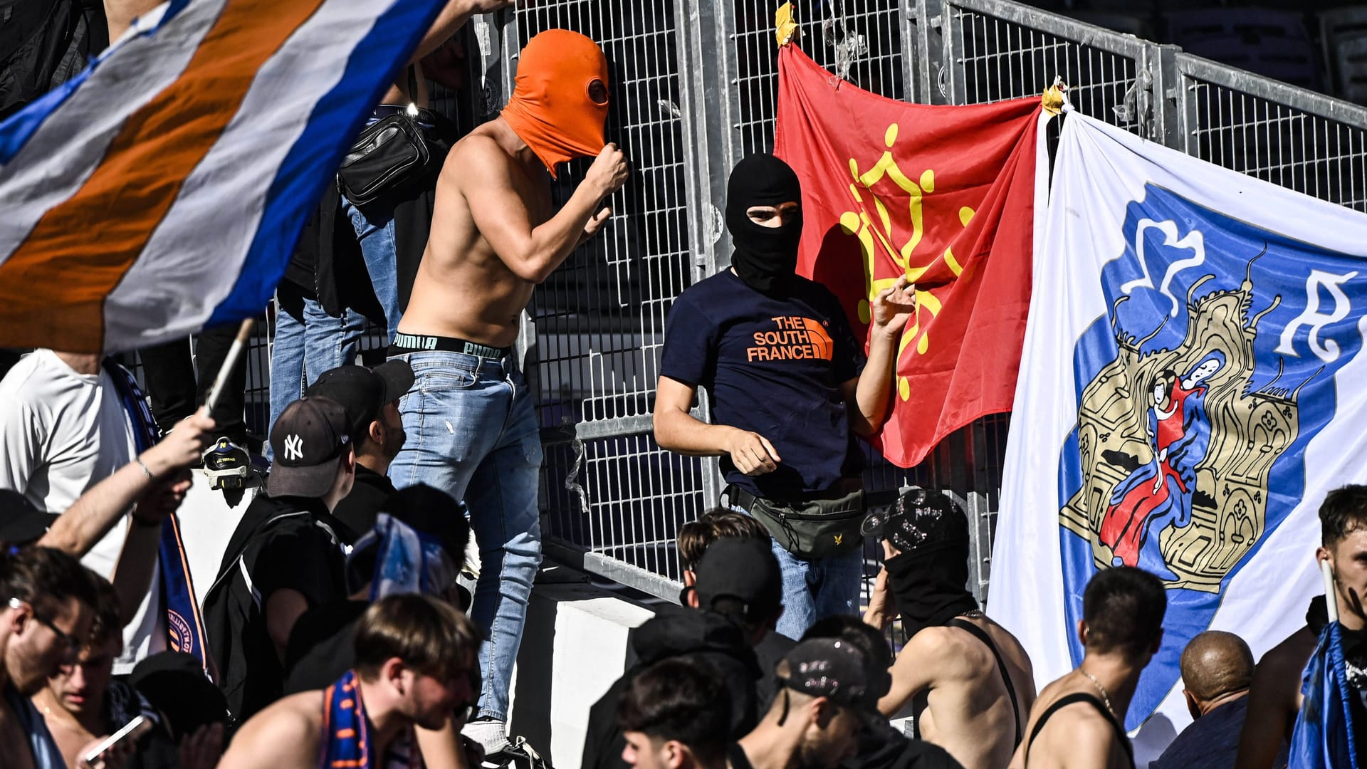 Die Kontrolle verloren: "Fans" auf der Tribüne in Toulouse.