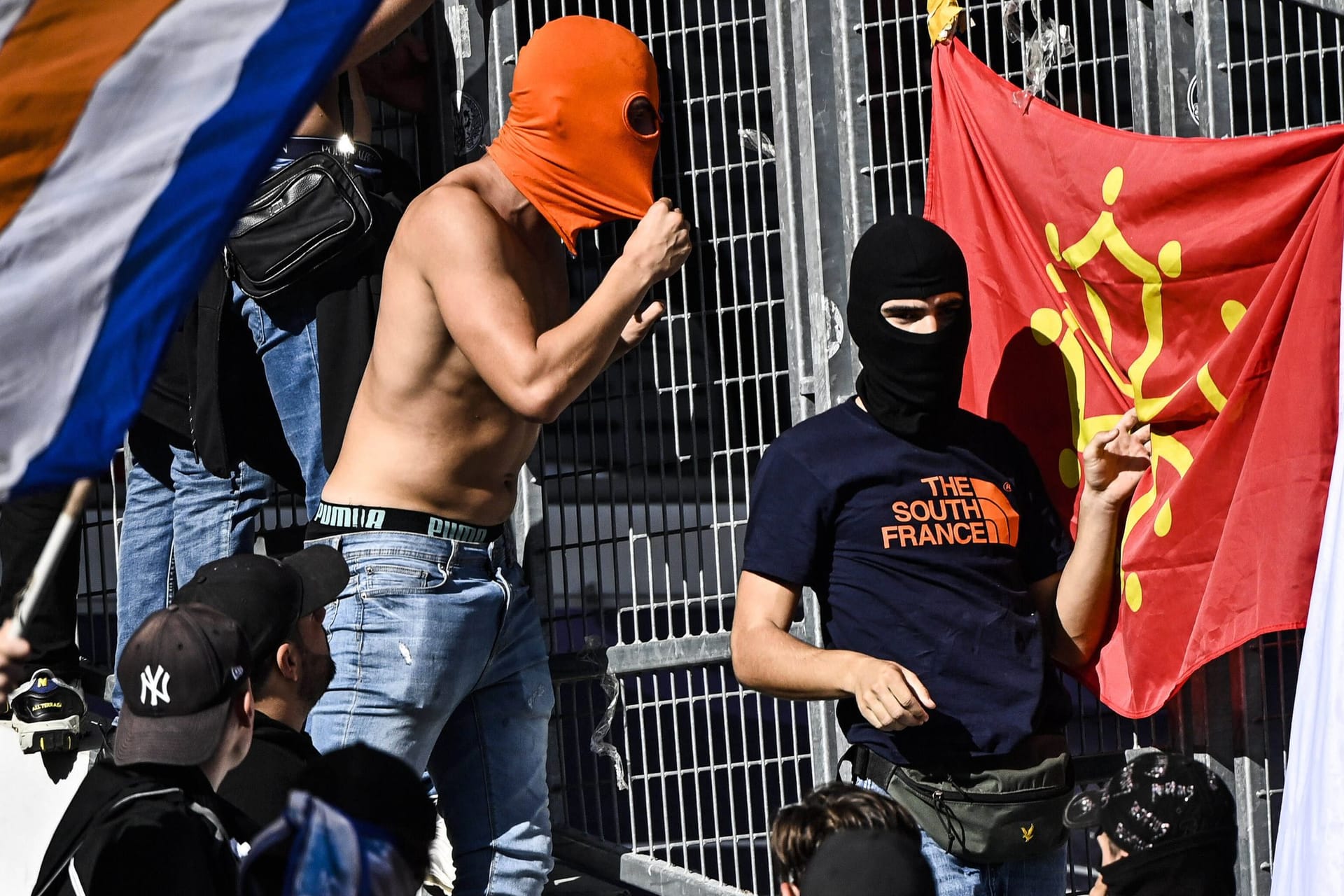 Die Kontrolle verloren: "Fans" auf der Tribüne in Toulouse.