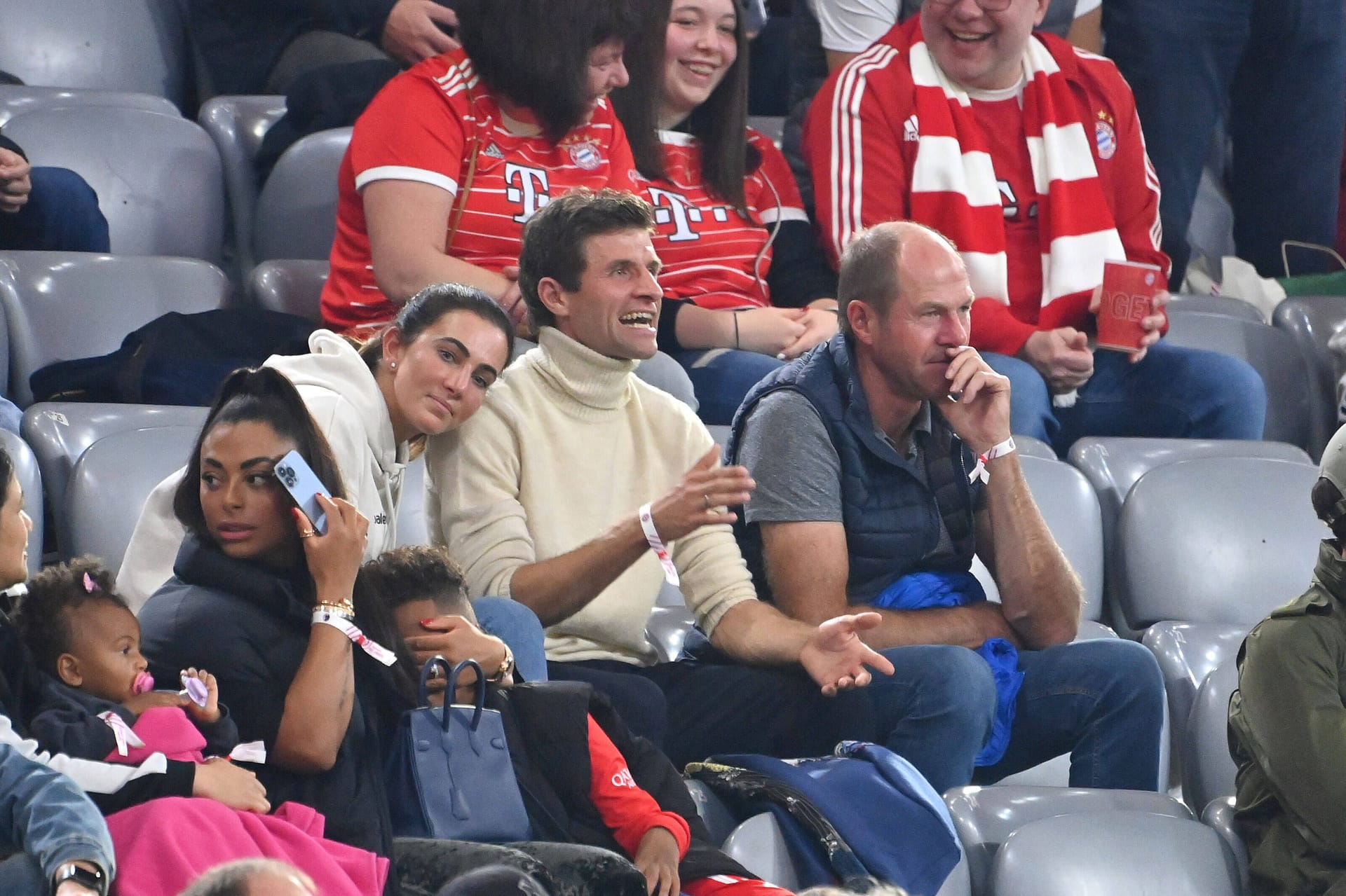 Lisa, Thomas und Gerhard Müller: Das Trio schaute sich zusammen das Spiel zwischen FC Bayern München und SC Freiburg an.