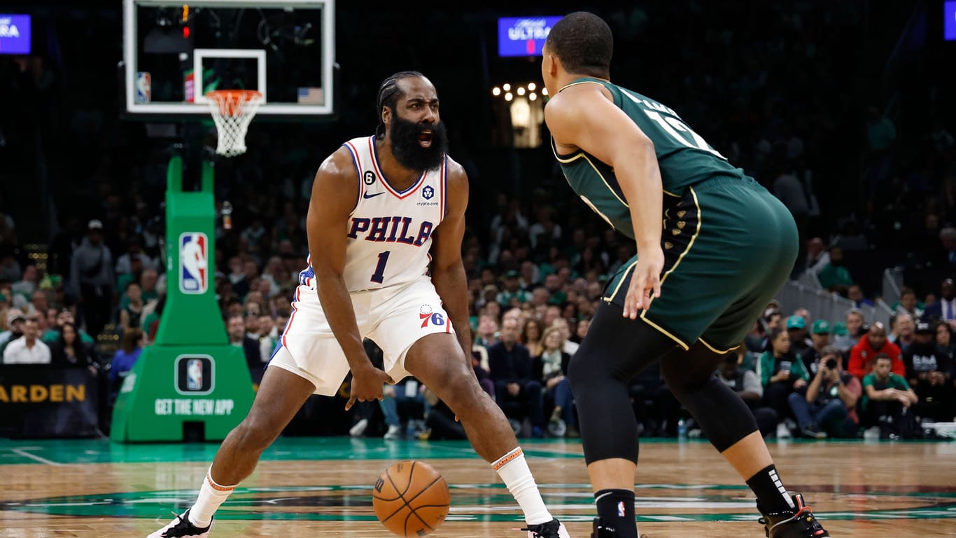 James Harden (l.) gegen Grant Williams: NBA-Rekordmeister Boston Celtics hat die neue Saison mit einem Heimsieg eröffnet.