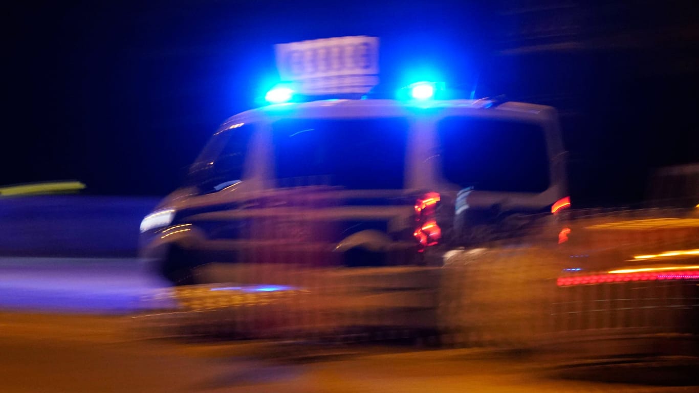 Ein Polizeiauto bei einer Einsatzfahrt mit Blaulicht (Symbolbild): In Bochum fuhr ein Mann mit fast lebensgefährlich viel Alkohol im Blut gegen einen Baum.