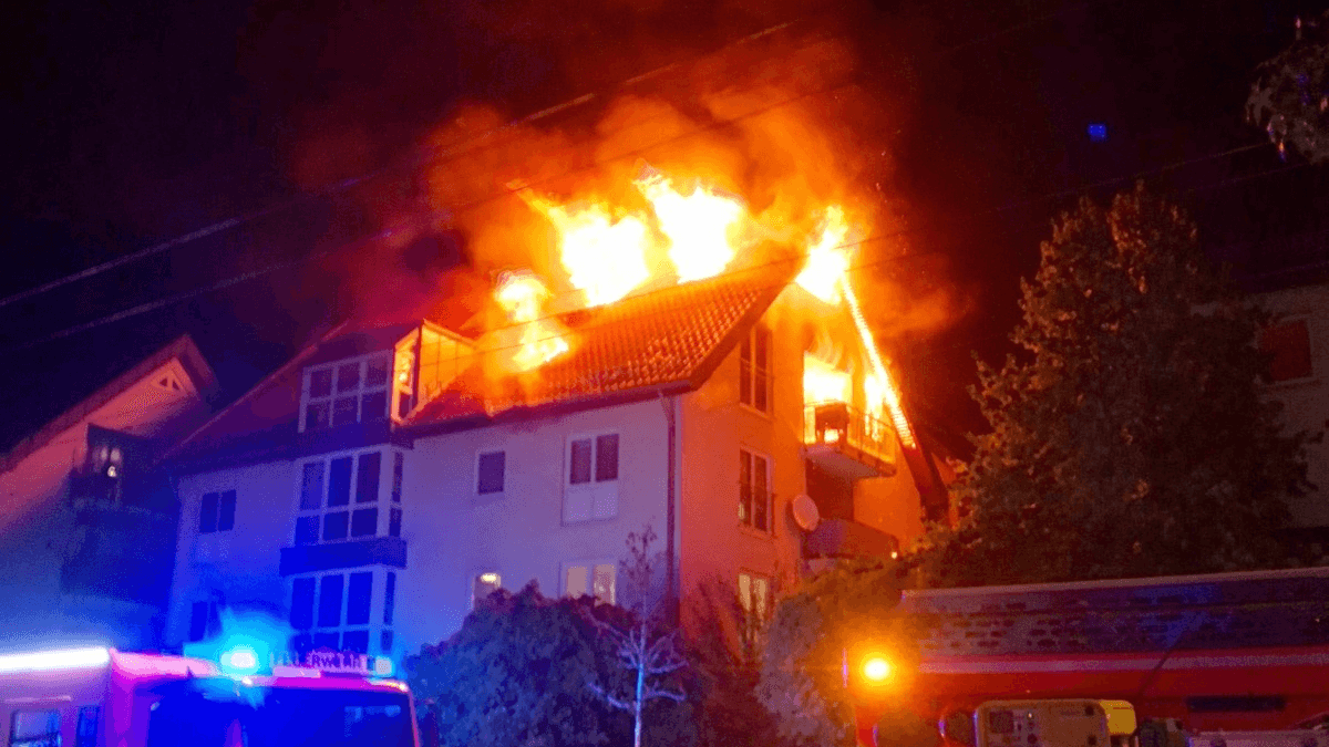 Flammen schlagen aus dem Dachstuhl: Das Haus ist nicht mehr bewohnbar. Flammen schlagen aus dem Dachstuhl: Das Haus ist nicht mehr bewohnbar.
