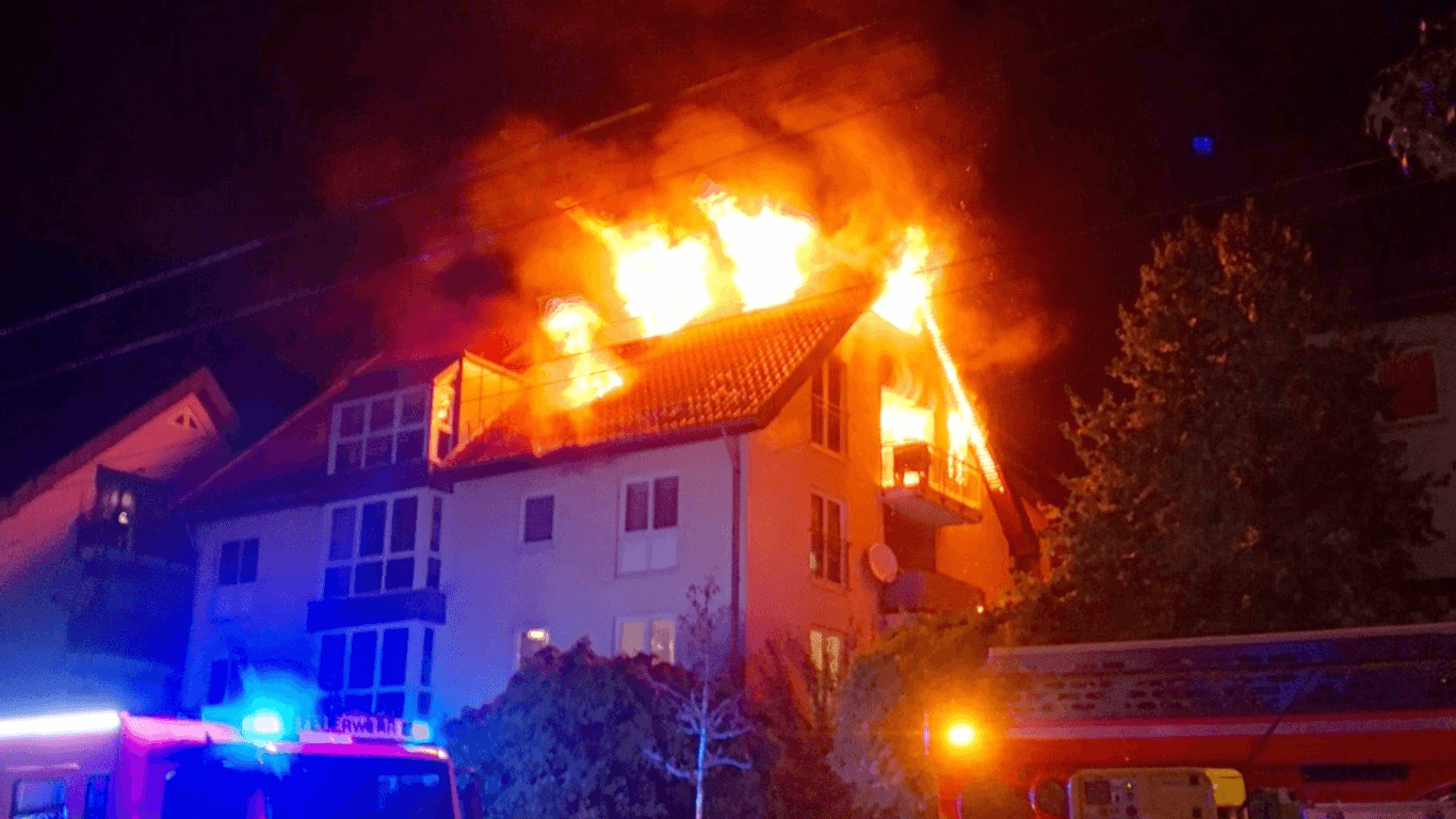 Flammen schlagen aus dem Dachstuhl: Das Haus ist nicht mehr bewohnbar.