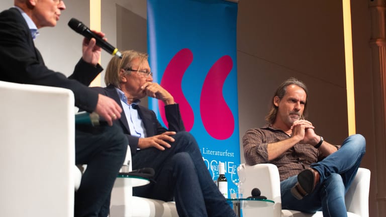 Harald Welzer und Richard David Precht beim internationalen Buchfestival in Köln: Beide standen bereits wegen ihrer Haltung zum Ukraine-Krieg in der Kritik.