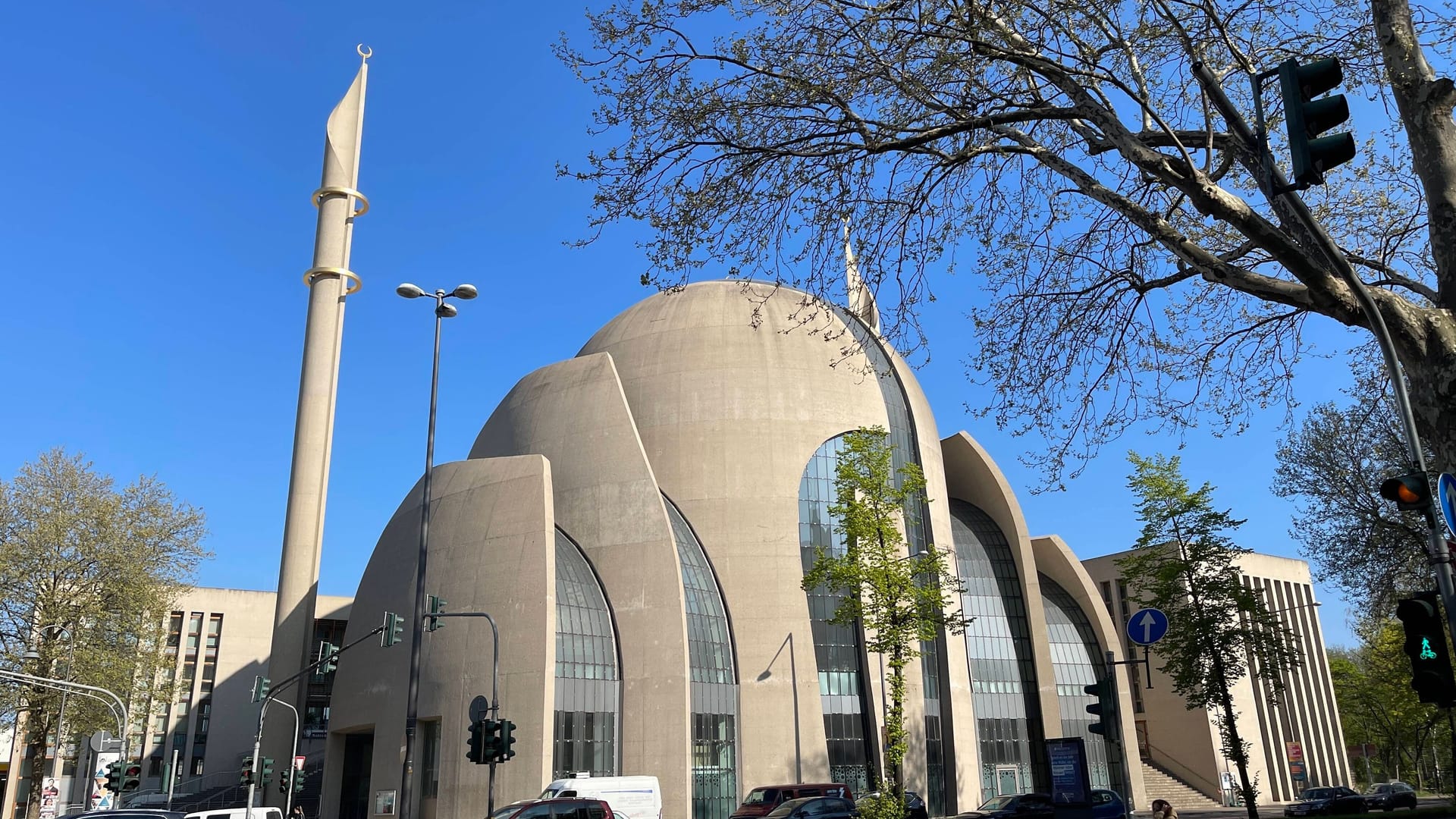 Die Ditib-Zentralmoschee in Köln-Ehrenfeld: Der Muezzinruf könnte ziemlich leise ausfallen. Die Ditib-Zentralmoschee in Köln-Ehrenfeld: Der Muezzinruf könnte ziemlich leise ausfallen.