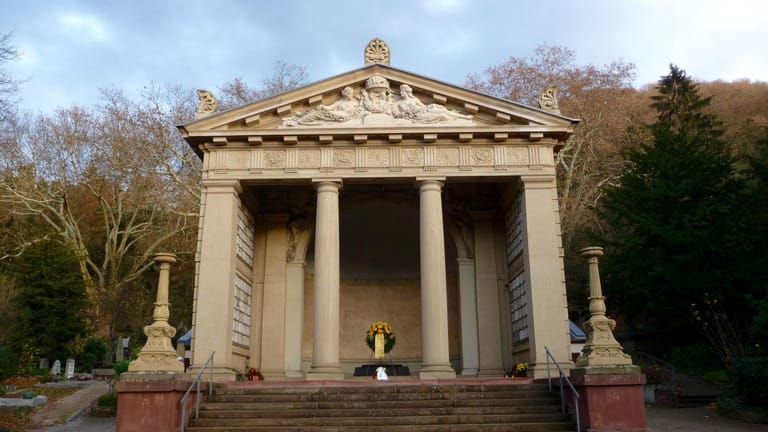 Fast das älteste: Vom zweitältesten Krematorium Deutschlands gehen verschiedene Wege zum Erkunden des Geländes ab.