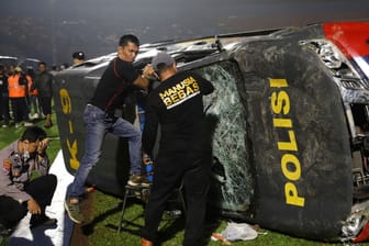 Ein zerstörtes Polizeiauto nach dem Spiel: Das Ausmaß der Ausschreitungen in Malang ist noch immer schwer abzuschätzen.