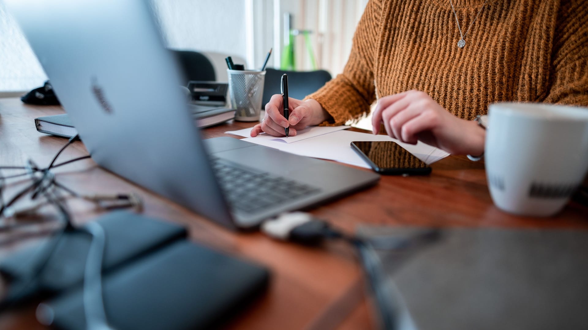 Eine Frau arbeitet im Homeoffice (Symbolbild): Den heimischen Arbeitsplatz können Sie teilweise von der Steuer absetzen.