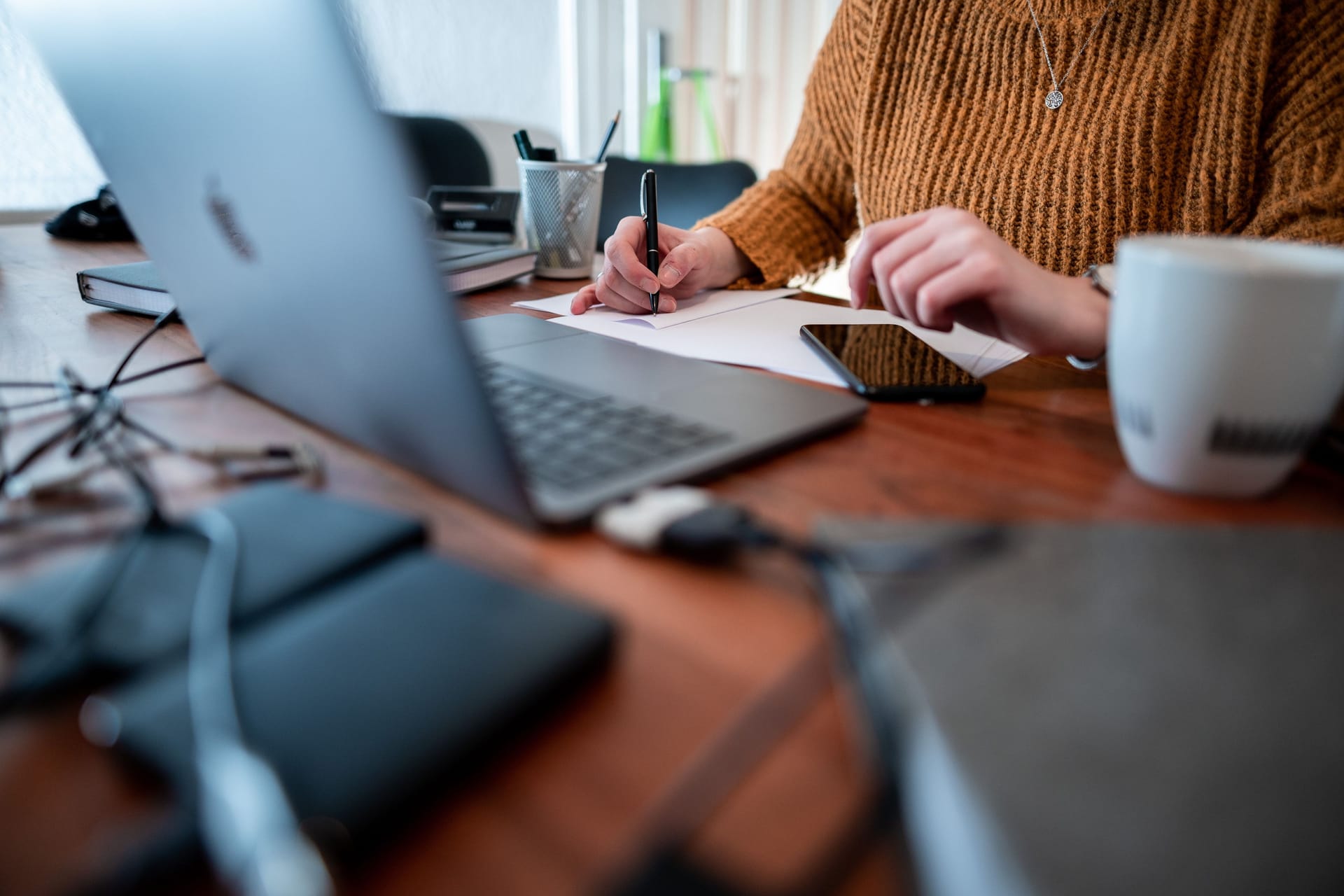 Eine Frau arbeitet im Homeoffice (Symbolbild): Den heimischen Arbeitsplatz können Sie teilweise von der Steuer absetzen.