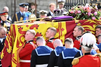 Die Beerdigung von Queen Elizabeth II.: Junge Soldaten trugen ihren Sarg als Zeichen der Ehrerbietung.