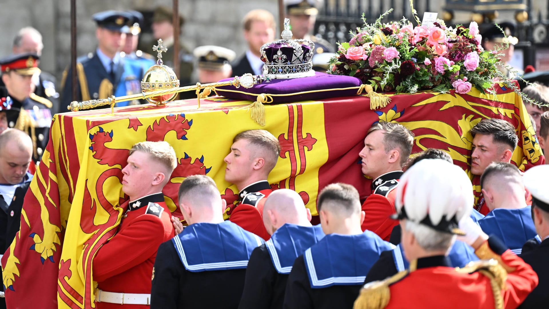 Die Beerdigung von Queen Elizabeth II.: Junge Soldaten trugen ihren Sarg als Zeichen der Ehrerbietung.