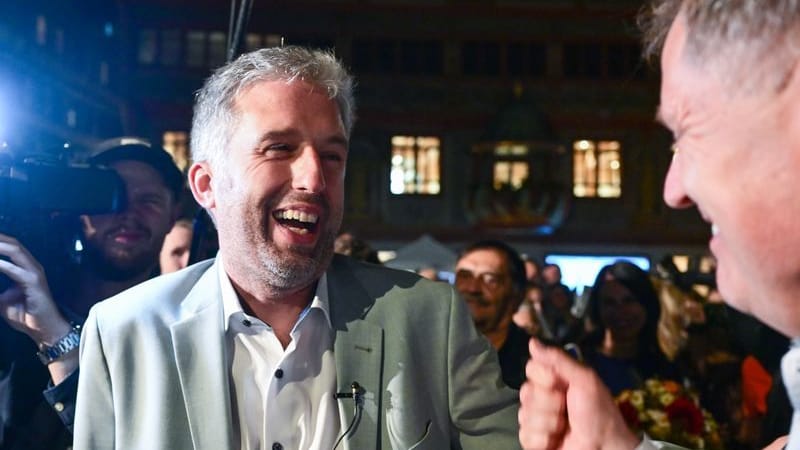 Boris Palmer nach seiner Wiederwahl: Auf dem Marktplatz empfängt er Glückwünsche. Boris Palmer nach seiner Wiederwahl: Auf dem Marktplatz empfängt er Glückwünsche.