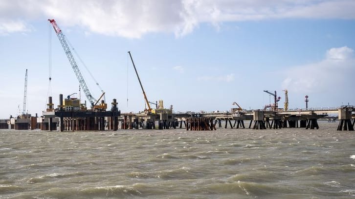 An dem zukünftigen Importterminal für Flüssigerdgas (LNG) finden Bauarbeiten statt Archivfoto). An dem zukünftigen Importterminal für Flüssigerdgas (LNG) finden Bauarbeiten statt Archivfoto).