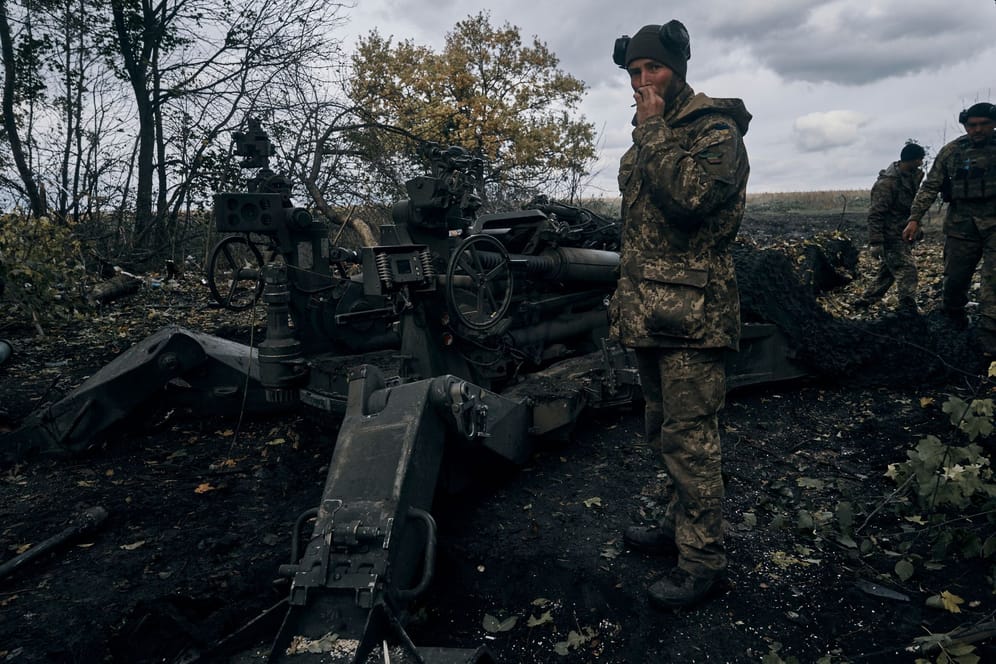 Ukrainische Soldaten feuern aus einer von den USA gelieferten Haubitze M777: Russlands Angriffskrieg geht in den 243. Tag.