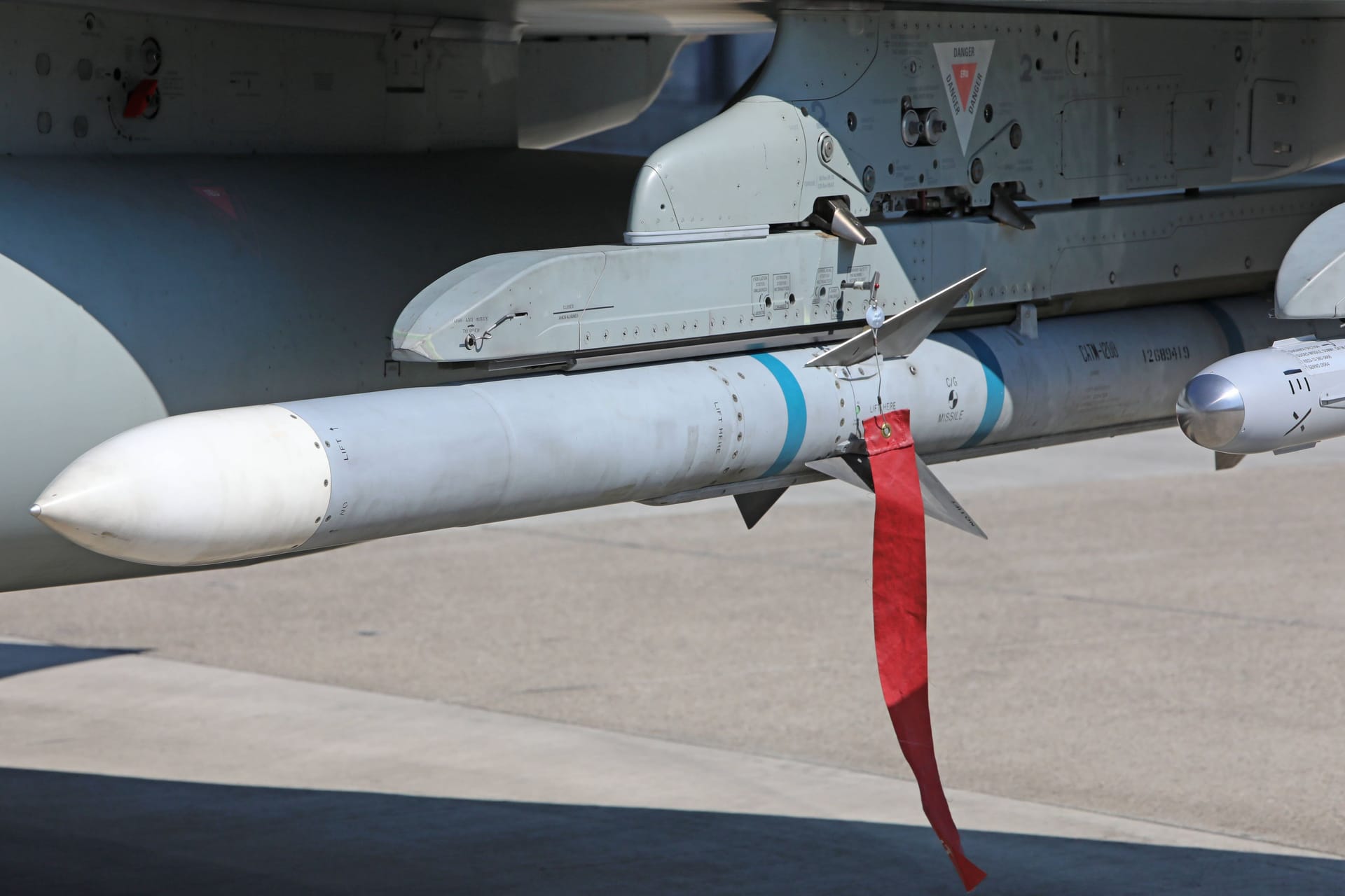 Eine Amraam-Abwehrrakete an einem Eurojet (Archivbild): Großbritannien liefert diese erstmals der Ukraine.