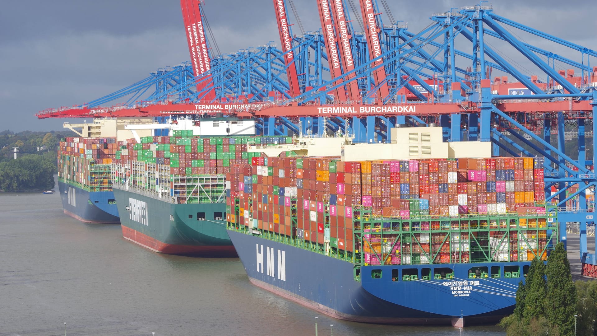 Containerfrachter im Hamburger Hafen: Im Euroraum soll das BIP laut IWF 2023 nur noch um 0,5 Prozent wachsen. Containerfrachter im Hamburger Hafen: Im Euroraum soll das BIP laut IWF 2023 nur noch um 0,5 Prozent wachsen.