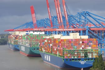 Containerfrachter im Hamburger Hafen: Im Euroraum soll das BIP laut IWF 2023 nur noch um 0,5 Prozent wachsen.