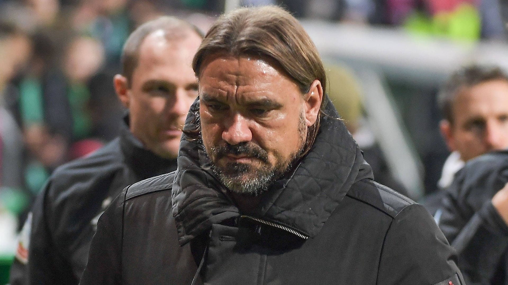 Daniel Farke in der Halbzeit der Partie in Bremen: Der Gladbach-Trainer fällt vorerst aus.