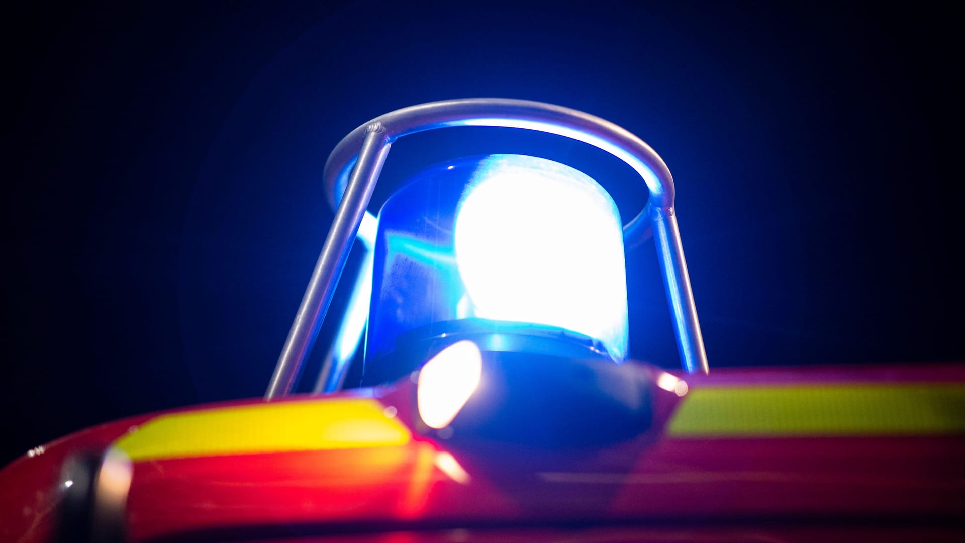 Blaulicht eines Einsatzfahrzeuges (Symbolfoto): Die Bremer Feuerwehr empfiehlt Türen und Fenster geschlossen zu halten. Blaulicht eines Einsatzfahrzeuges (Symbolfoto): Die Bremer Feuerwehr empfiehlt Türen und Fenster geschlossen zu halten.