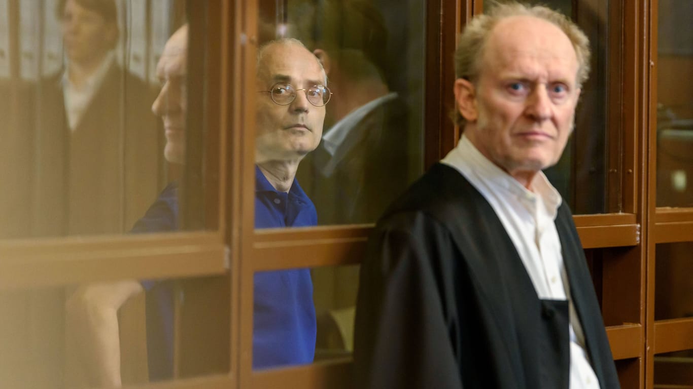 Der verstorbene Gregor S. und sein Anwalt Eckart Wähner (Archivbild): Die Ermittlungen zum Tod des damals Angeklagten sind abgeschlossen.
