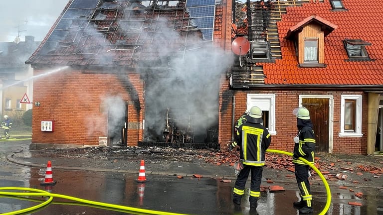 Im Landkreis Fürth brach beim Werkeln an einem Oldtimer in einer Garage ein Feuer aus.