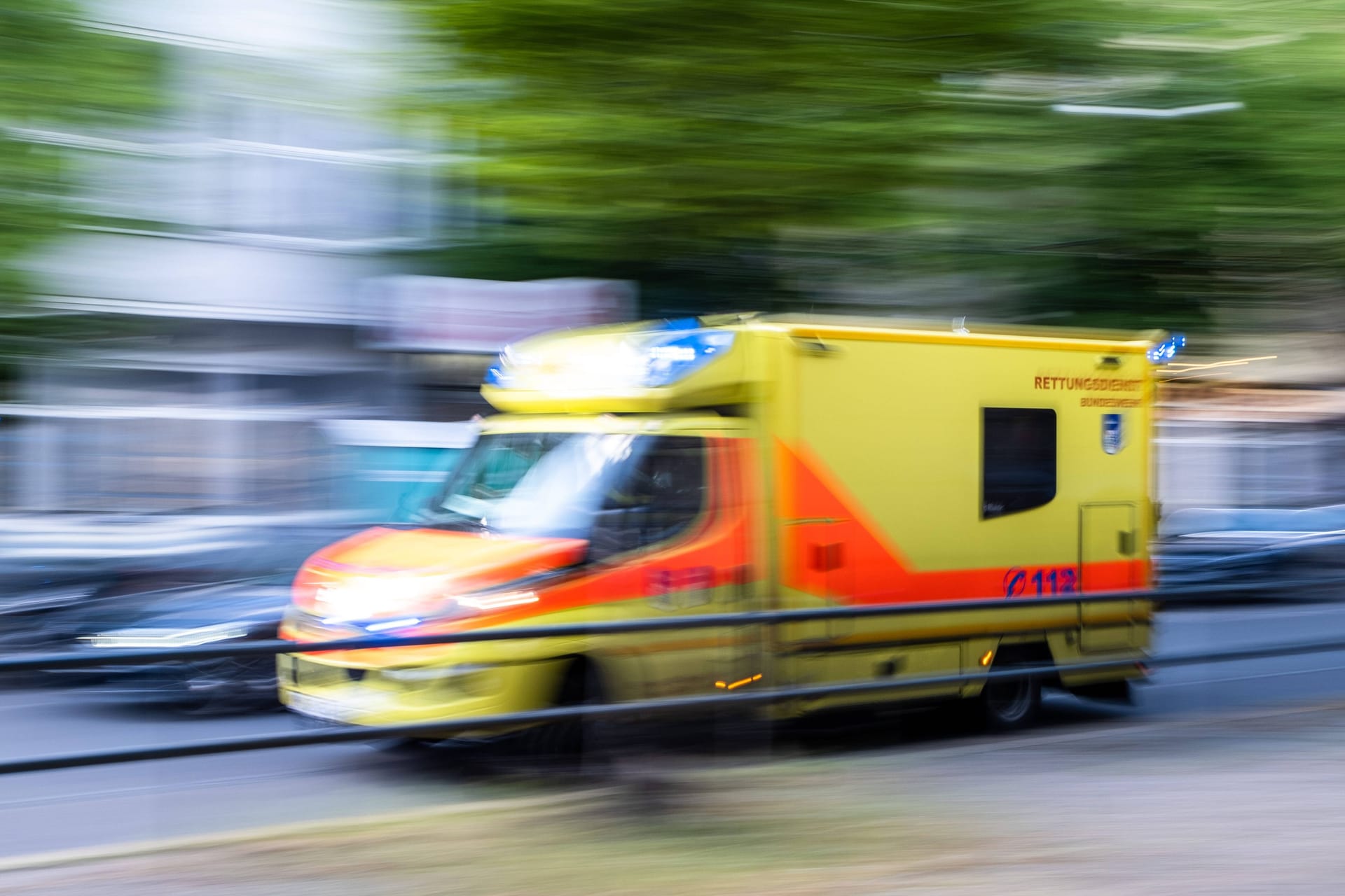 Ein Rettungswagen unterwegs in Berlin (Symbolbild): Die Angriffe gegen Rettungskräfte haben sich zuletzt gehäuft.