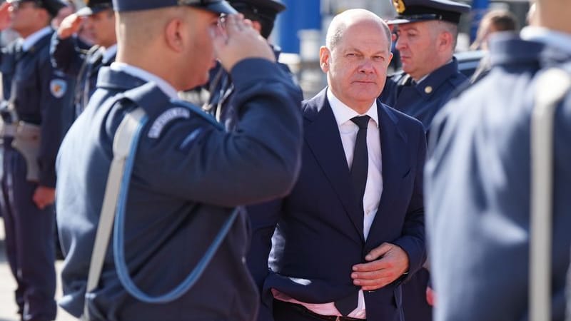 Athen: Bundeskanzler Olaf Scholz wird am Flughafen von Soldaten der griechischen Luftwaffe mit militärischen Ehren verabschiedet.