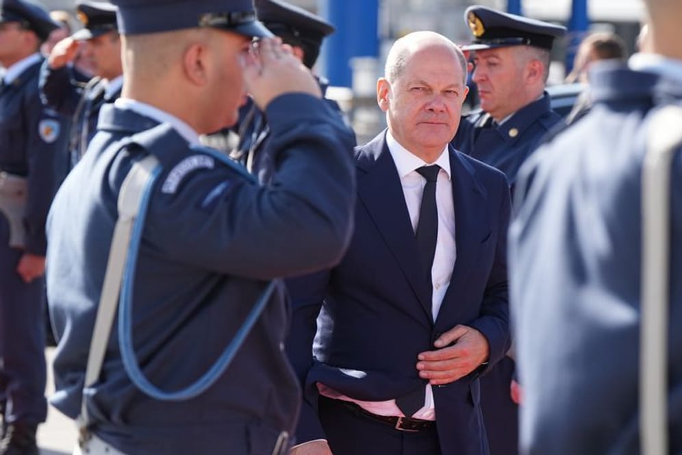 Athen: Bundeskanzler Olaf Scholz wird am Flughafen von Soldaten der griechischen Luftwaffe mit militärischen Ehren verabschiedet.