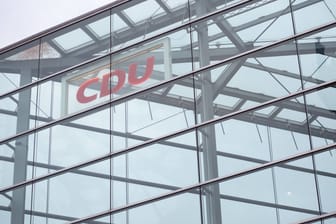 Logo der CDU am Konrad-Adenauer-Haus (Archiv): Der Vorstand der sächsischen Werteunion verlässt die Gruppierung.