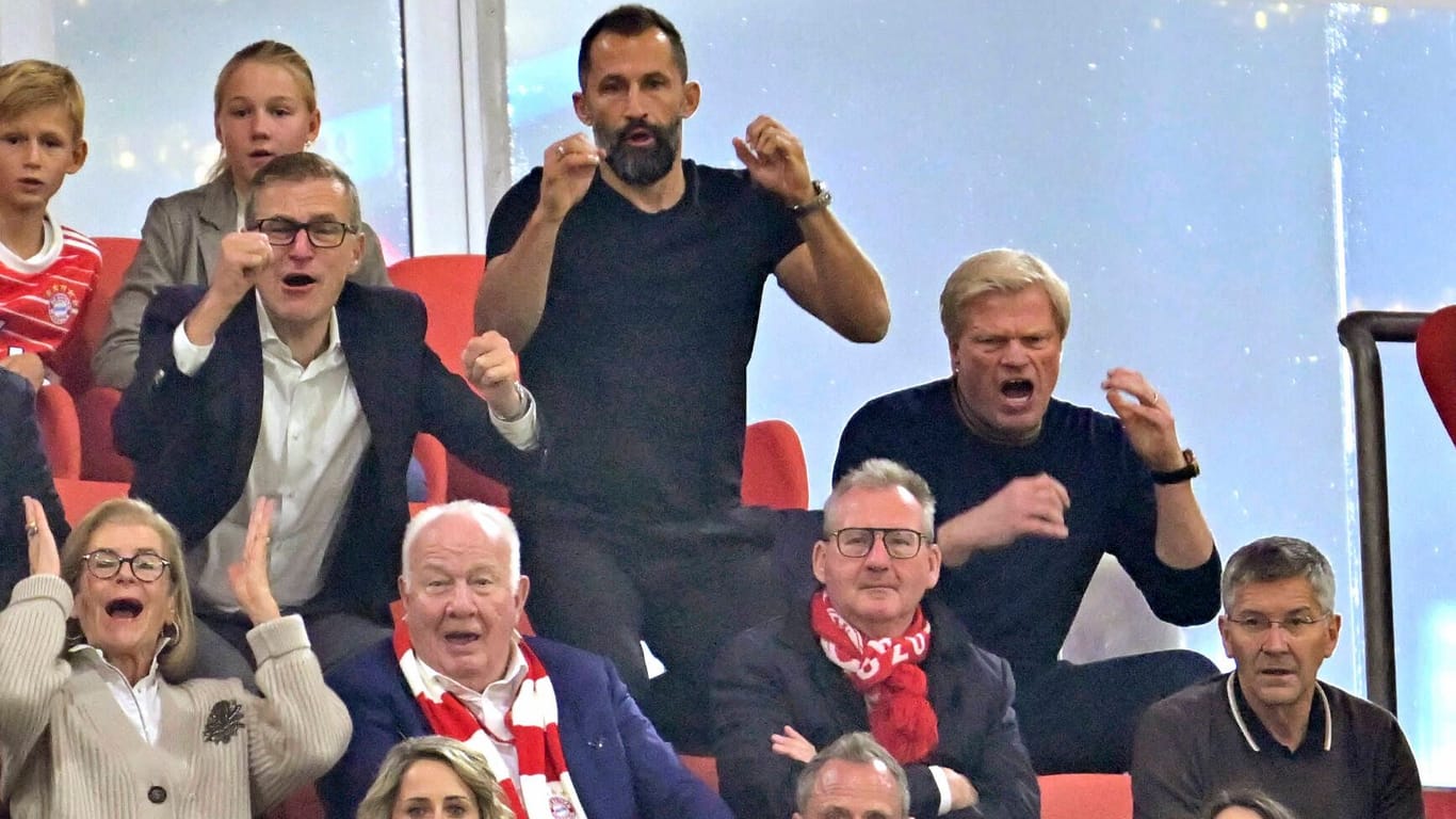Herbert Hainer, Oliver Kahn und Hasan Salihamidzic (v.r.): Die Bayern-Bosse freuen sich über das 5:0 der Münchner gegen den SC Freiburg und wollen jetzt die großen Saisonziele angreifen.