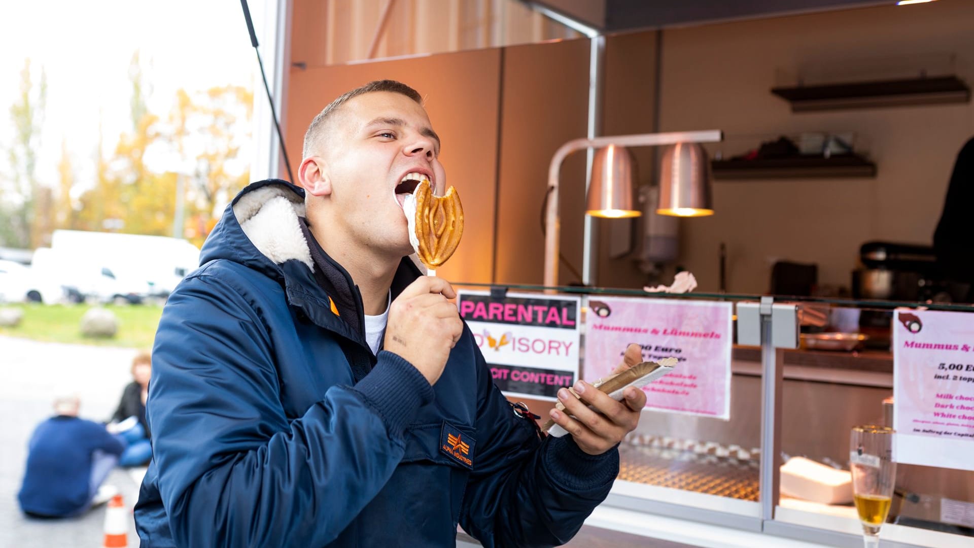 Lecktest: Florian probiert eine Vulva-Waffel von "Mummus und Lümmels".