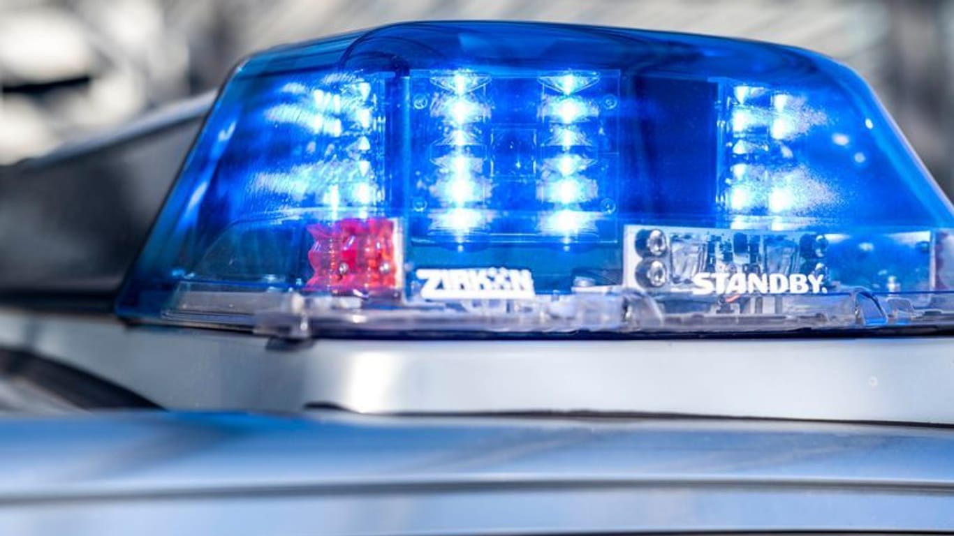Ein Blaulicht leuchtet auf dem Dach eines Polizeiwagens (Symbolfoto): Weswegen der Mann genau gesucht wurde, war zunächst nicht klar.