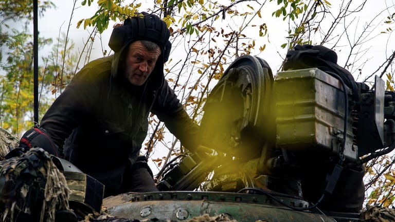 Ein ukrainischer Soldat: Laut Kiew gab es weitere Rückeroberungen in der Region Cherson.