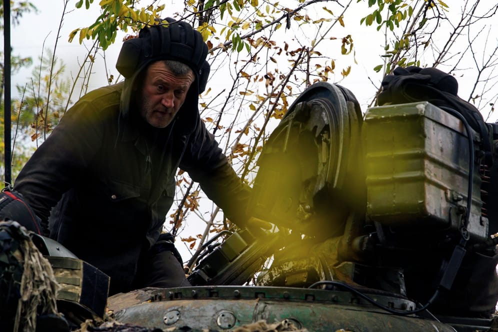 Ein ukrainischer Soldat: Laut Kiew gab es weitere Rückeroberungen in der Region Cherson.