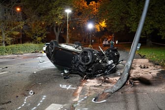 Eines der Unfallautos in Wiesbaden: Der 24-Jährige sitzt wegen Mordverdachts in U-Haft.