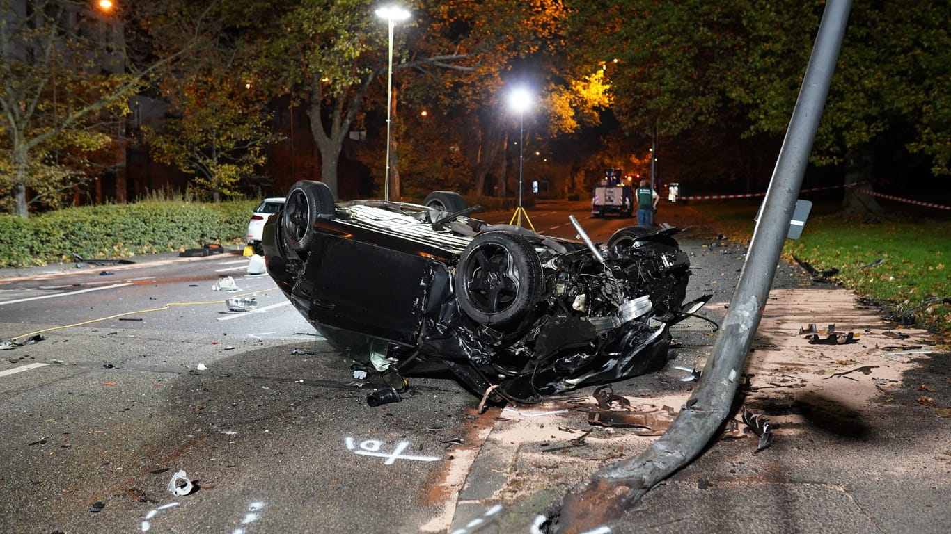 Eines der Unfallautos in Wiesbaden: Der 24-Jährige sitzt wegen Mordverdachts in U-Haft.