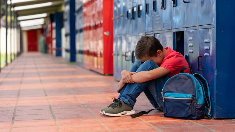Mobbing: Kinder, die in der Schule gemobbt wurden, leiden oft noch Jahre danach darunter.