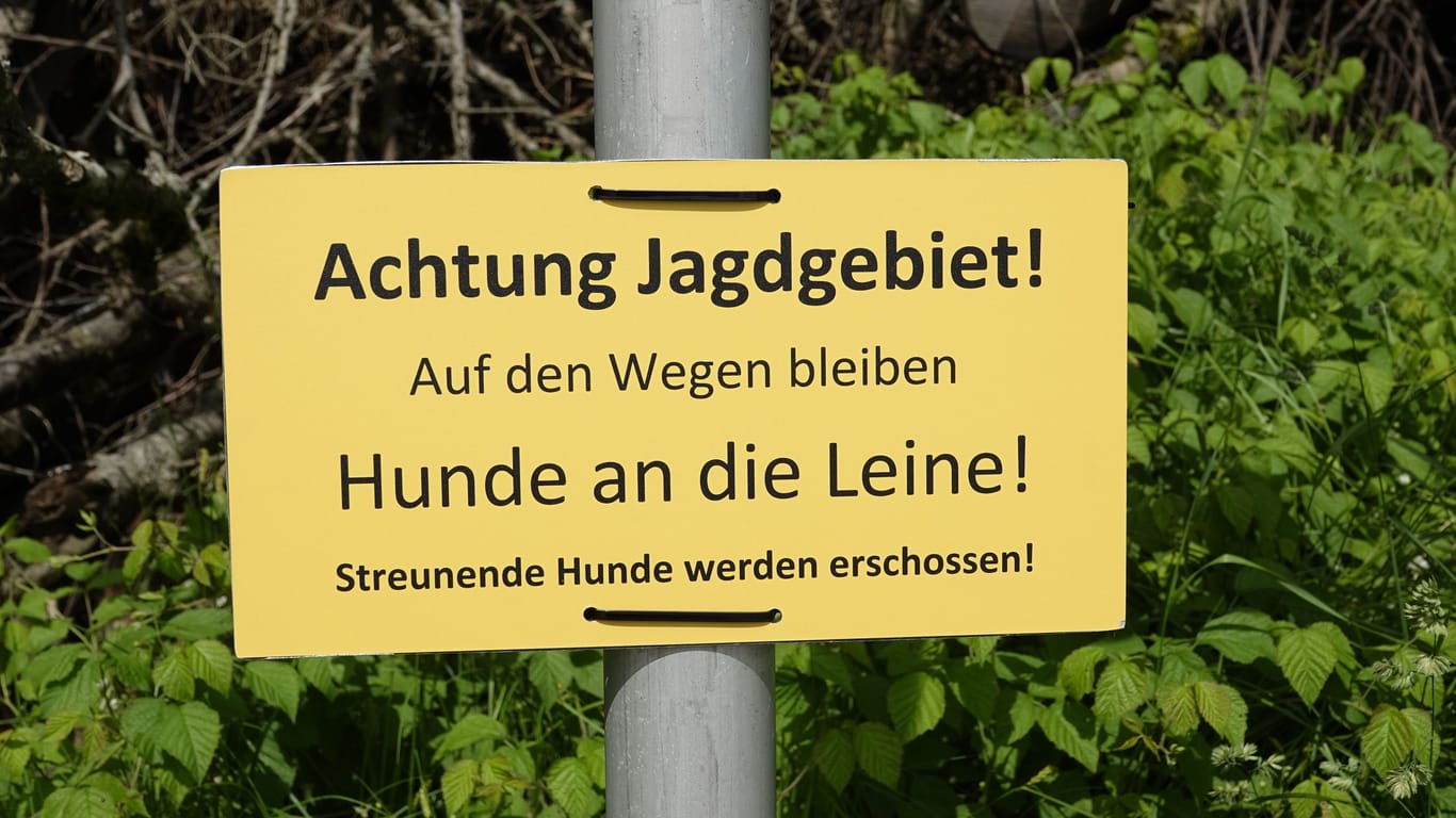 Das umstrittene Schild eines Priener Gemeinderats (Archivbild): Einem Jäger macht dies nun womöglich das Leben schwer – dabei fand der das Vorgehen selbst daneben.