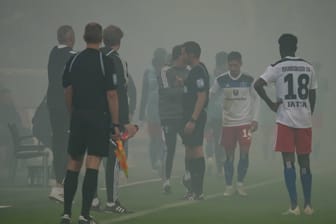 Der Nebel in Hamburg sorgte für eine Spielunterbrechung: Das Topspiel gegen Kaiserslautern ging an den HSV.